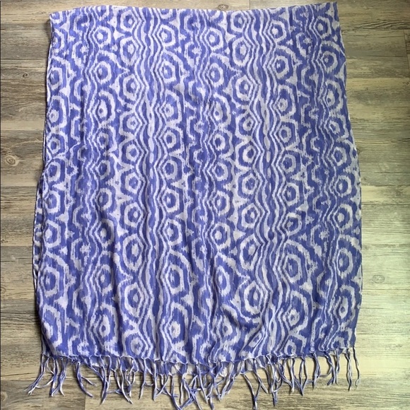 Women's Patterned Scarf With Fringe Ends - Picture 2 of 4